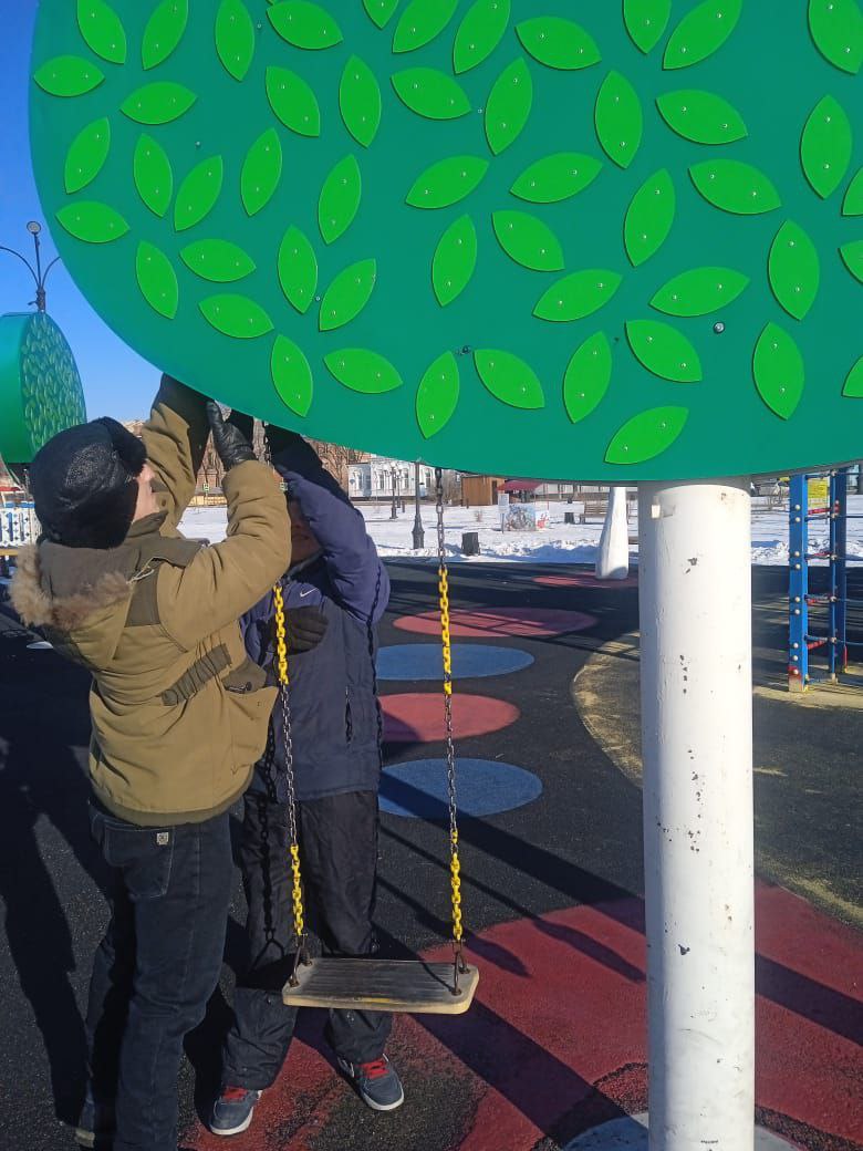 Рабочие ГСТК отремонтировали качели на детской площадке
