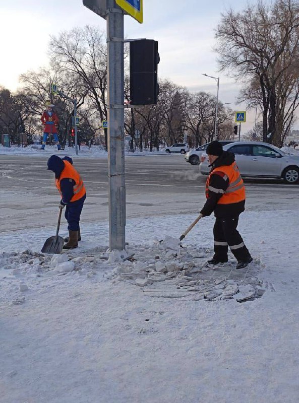 На городских магистралях сегодня: самосвалы, экскаваторы, грейдеры и другая техника