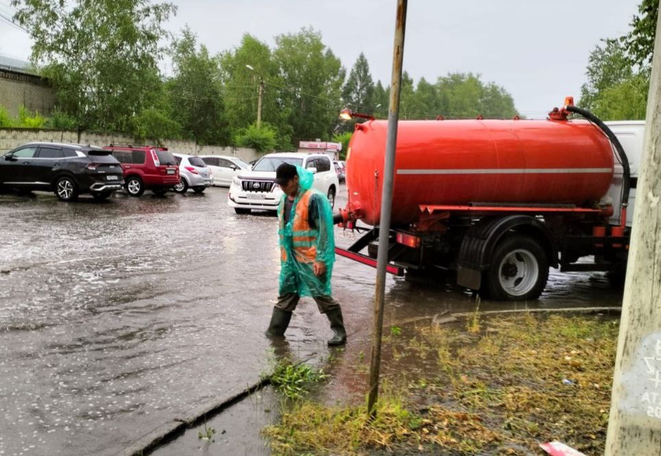 Коммунальщики вышли на «борьбу» с последствиями ливня в Благовещенске