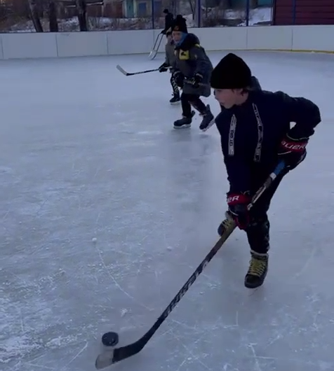 Жители отдаленного района Благовещенска развивают дворовый спорт благодаря хоккейной коробке