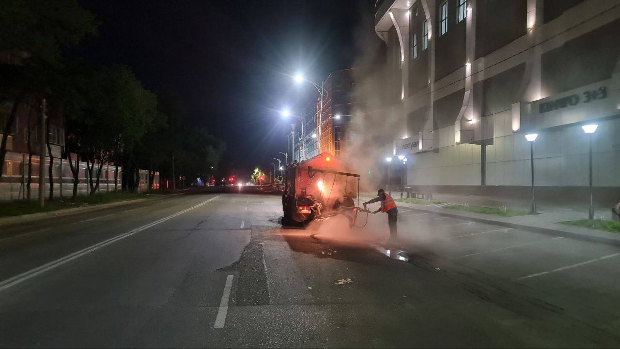 Одни из наиболее оживлённых благовещенских магистралей пропылесосили ГСТК ночью