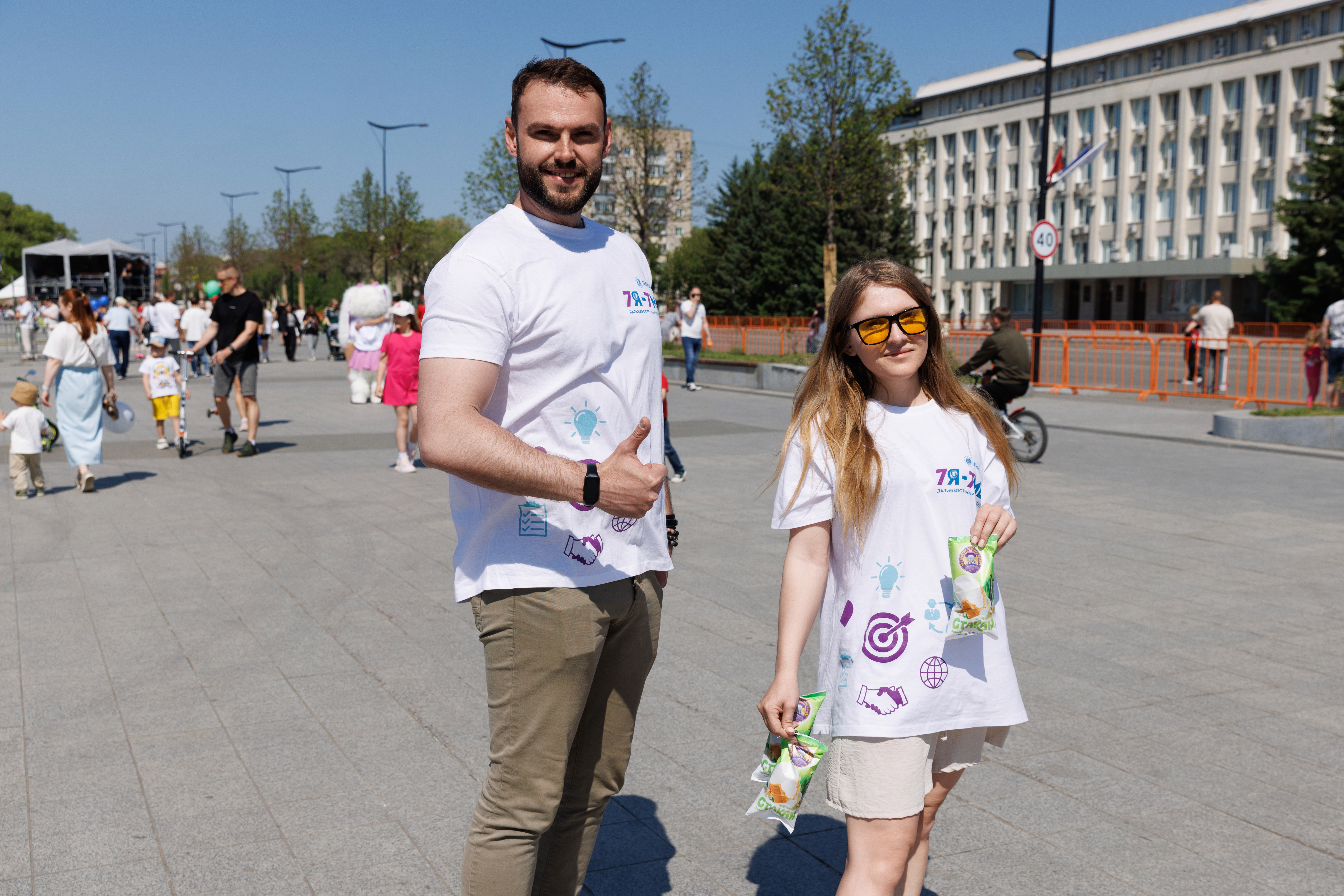 Юных благовещенцев в День защиты детей бесплатно угощали мороженым