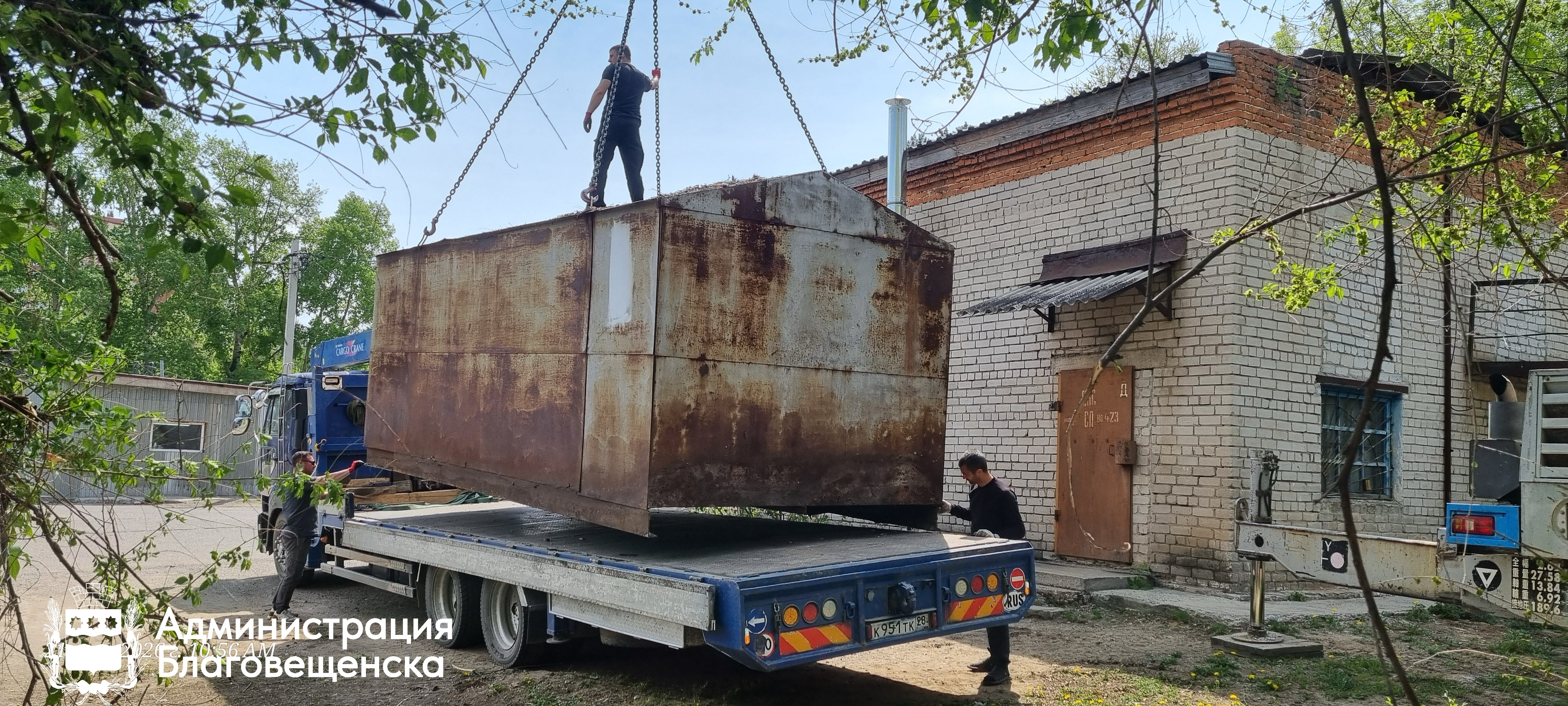 Больше 30 незаконно построенных гаражей вывезли с улиц Благовещенска с начала года