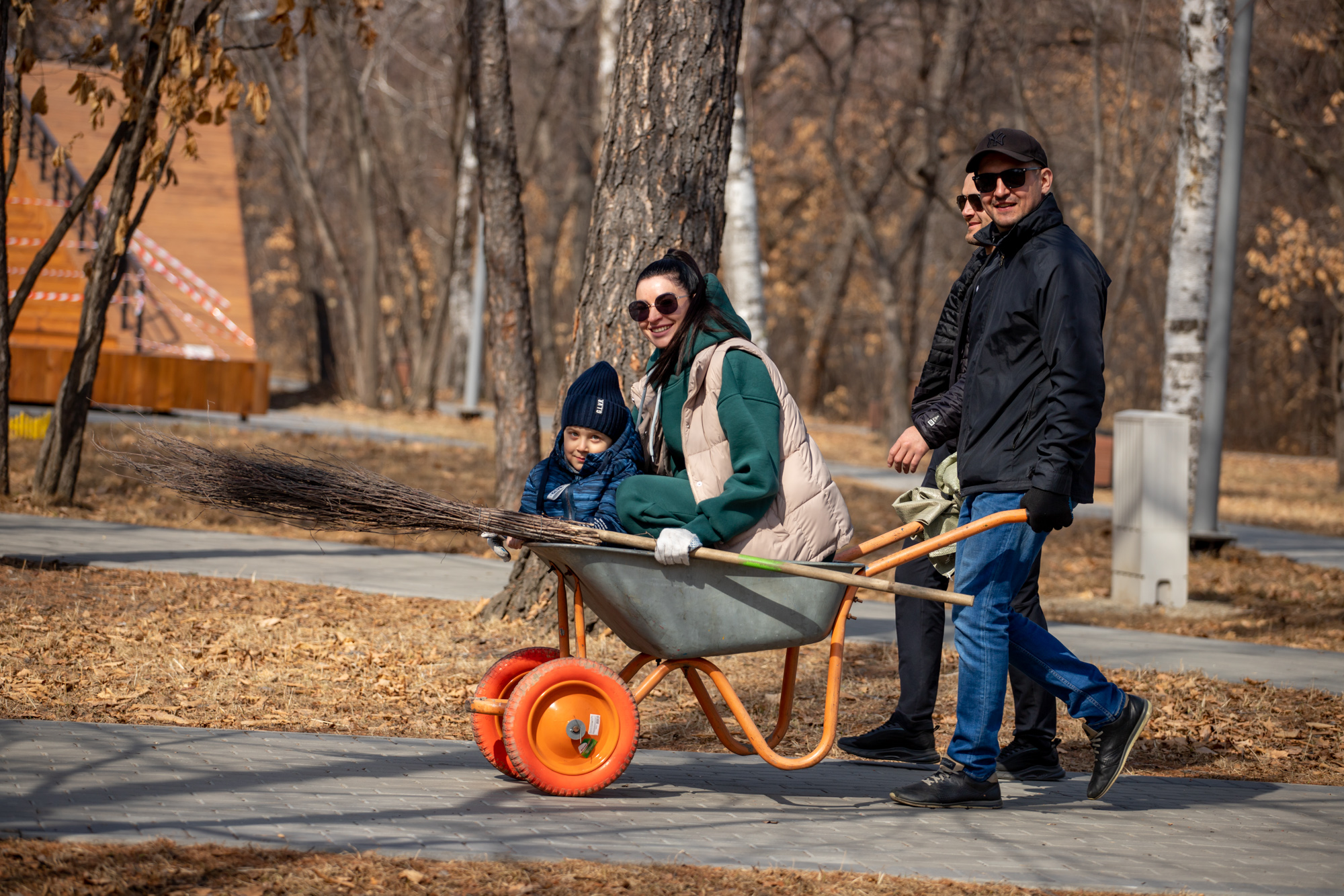 В Благовещенске очистили спортивную площадку на набережной 