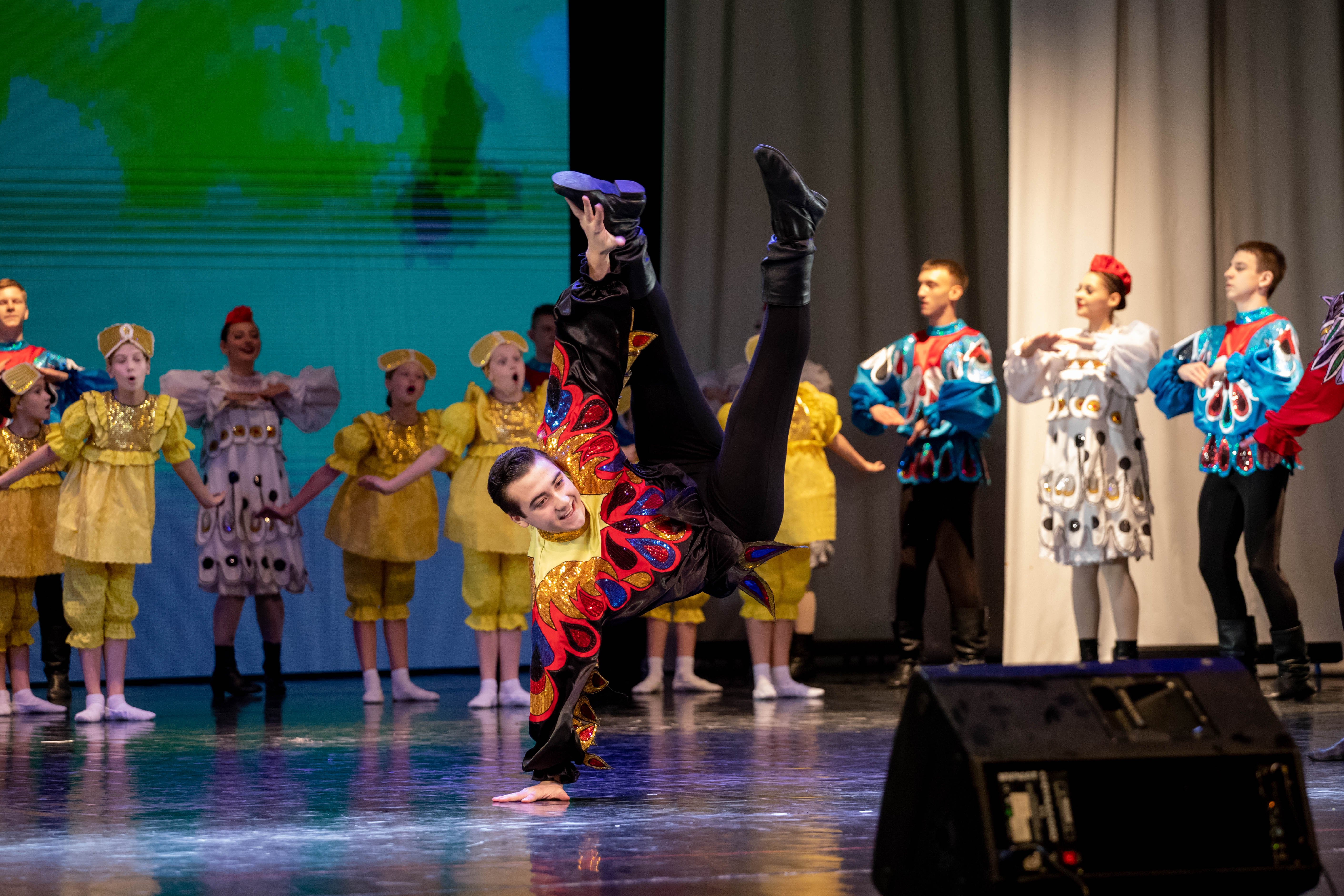 Зарисовки из жизней влюбленных девушек, любящих жён, заботливых матерей: жительниц амурской столицы поздравили с наступающим Международным женским днём