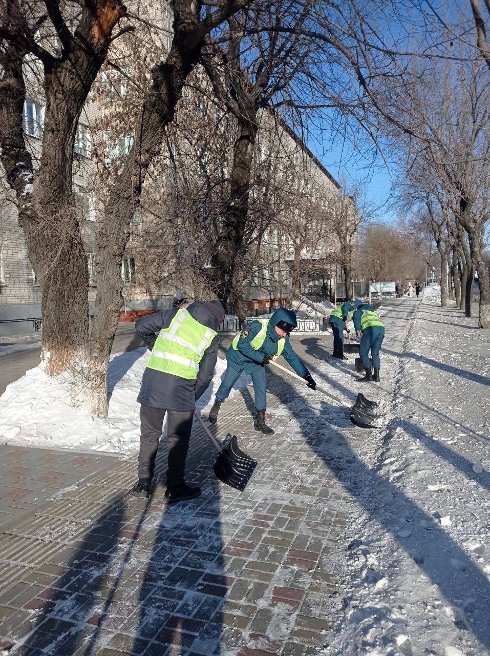 Молодежь Благовещенска вновь помогает городу бороться со снегом