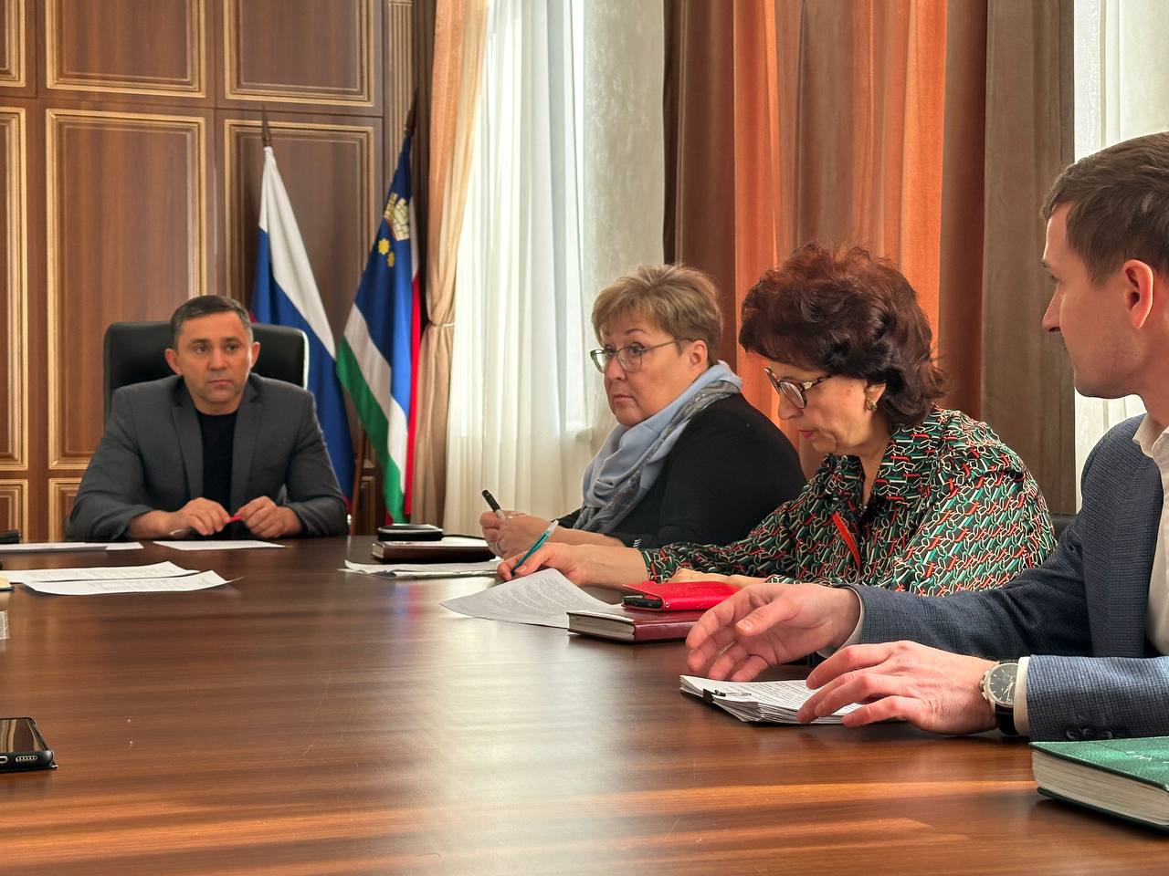 Мэр Благовещенска Олег Имамеев провёл совещание в преддверии новогодних праздников