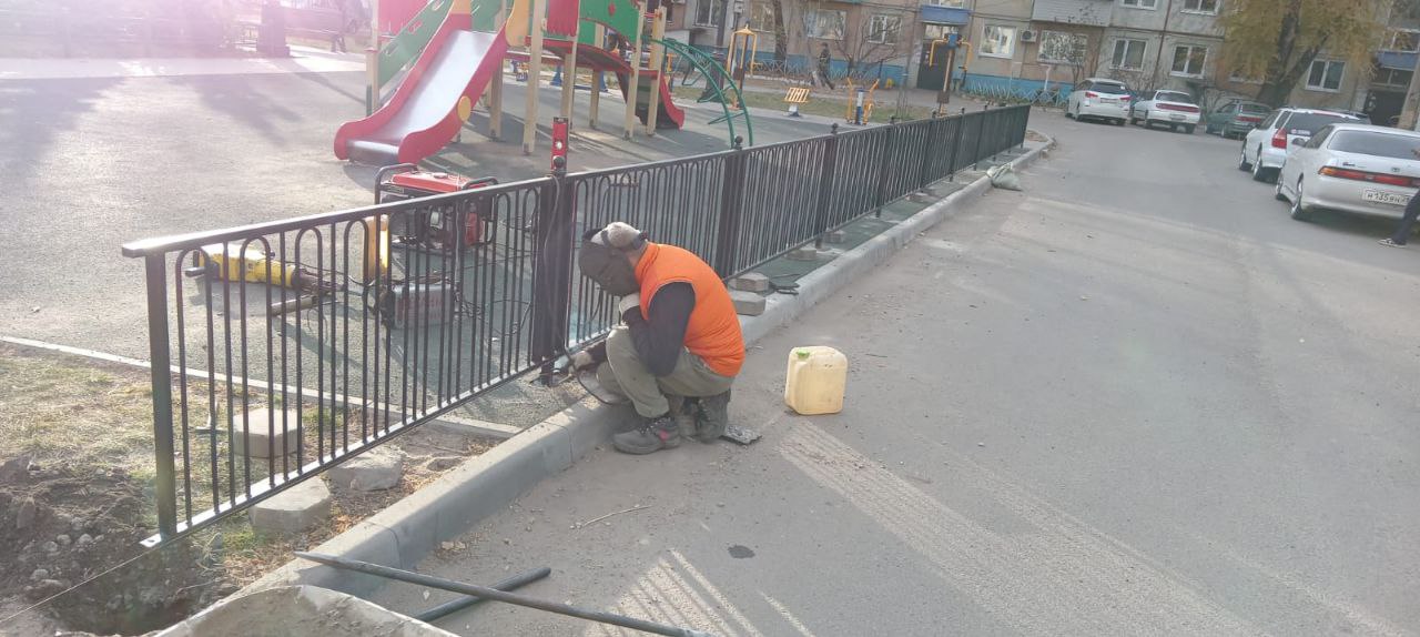 В Благовещенске по просьбам горожан ставят ограждение у детской площадки