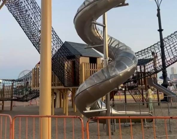 Ограждение не помеха: благовещенцы позволяют своим детям рисковать и играть на частично закрытом комплексе