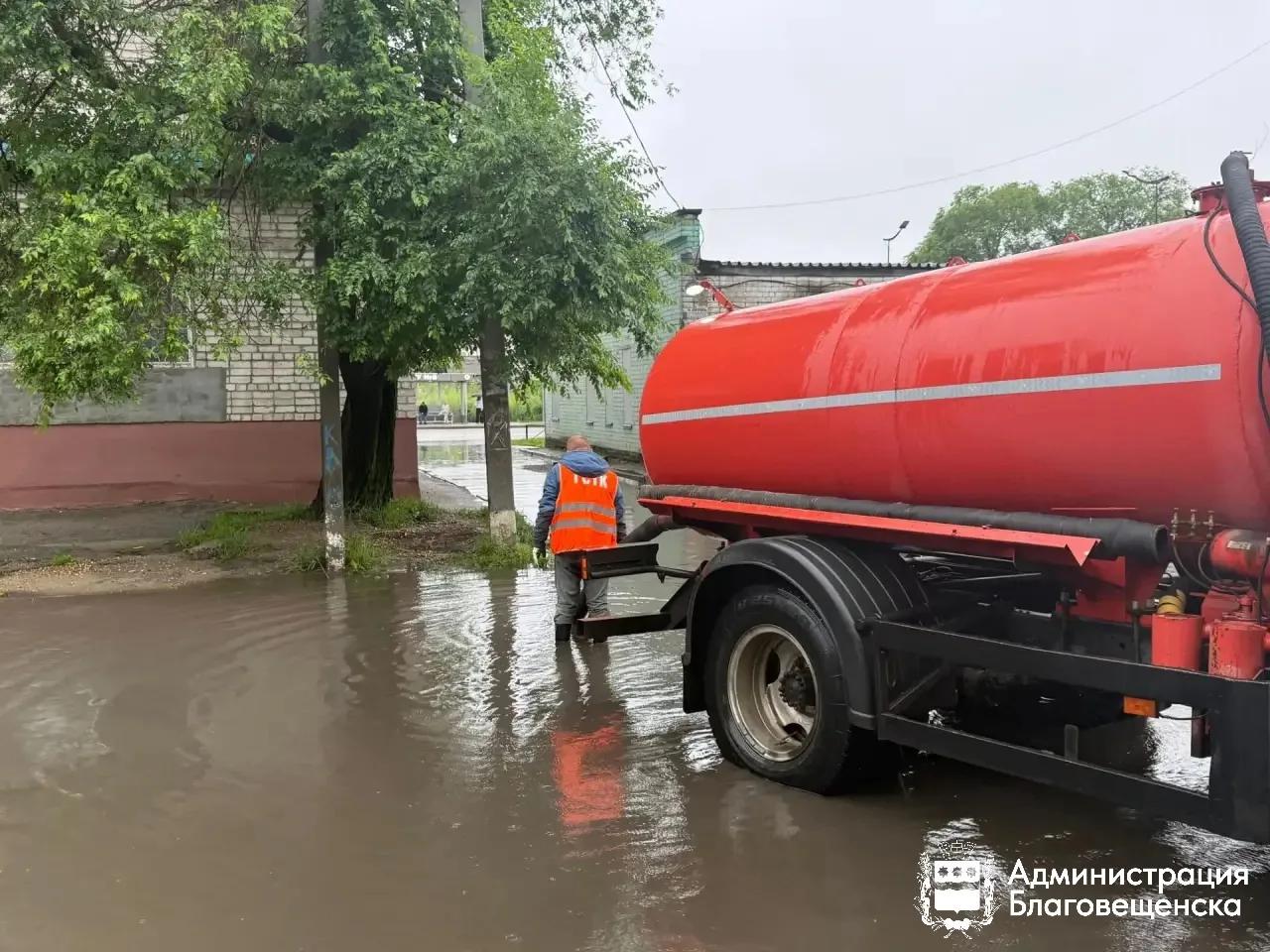 До 60 тысяч литров за смену: ГСТК откачивает воду с улиц Благовещенска