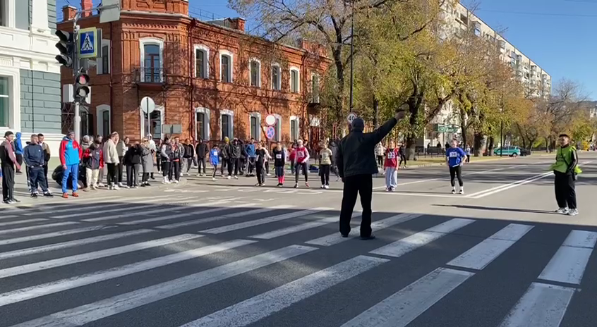 В Благовещенске традиционная осенняя легкоатлетическая эстафета собрала более 600 бегунов 