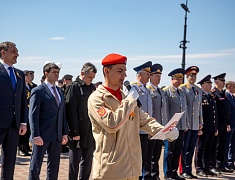 В амурской столице в преддверии Дня Победы подняли Копию Знамени Победы