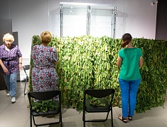 В Благовещенске плетут маскировочные сети для участников СВО