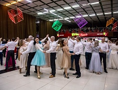 Больше 400 благовещенцев закружил кадетский бал