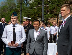 Мэр Благовещенска в День России вручил паспорта 13 юным благовещенцам