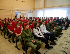 В одной из школ Благовещенска установили первые парты Героев