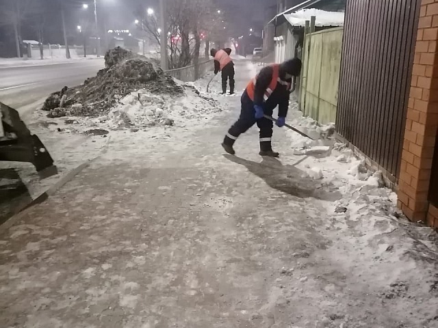 Тротуары по трем улицам очистят рабочие ГСТК