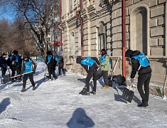 Благовещенские студенты почистили тротуары возле медучреждений