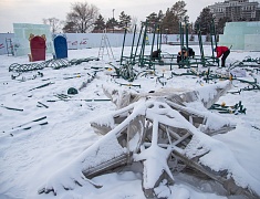 В Благовещенске приступили к монтажу главной новогодней ели