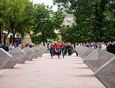 В День памяти и скорби благовещенцы возложили цветы к памятнику воинам-амурцам