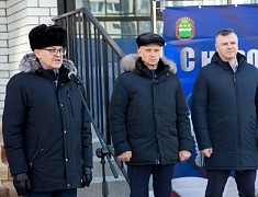 Дмитрий Гумиров вручил ключи от благоустроенных квартир первым новосёлам 