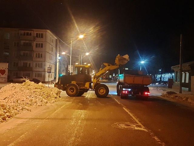 В Благовещенске ГСТК убрал снег возле детской поликлиники и женской консультации