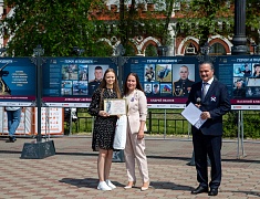 Мэр Благовещенска в День России вручил паспорта 13 юным благовещенцам