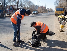 В Благовещенске начали активно работать по устранению выбоин на дорогах 