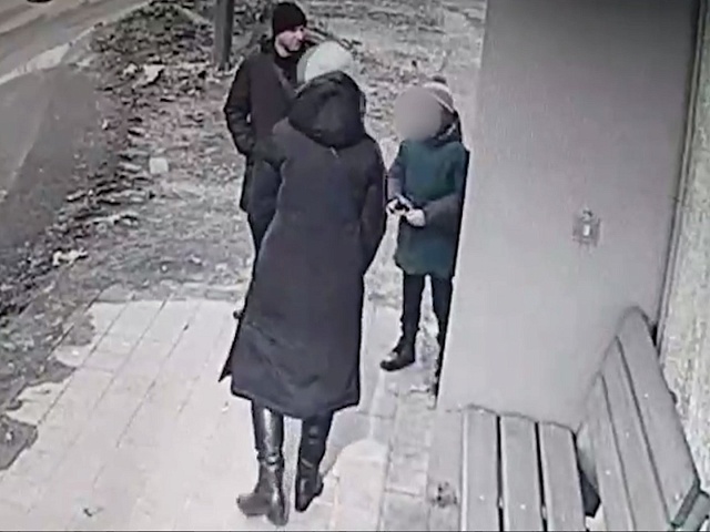 Несовершеннолетний вандал рогаткой разбил стекло на городской автобусной остановке