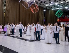 Больше 400 благовещенцев закружил кадетский бал