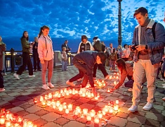 Более 400 благовещенцев на набережной Амура зажгли свечи в память о жертвах всех терактов 