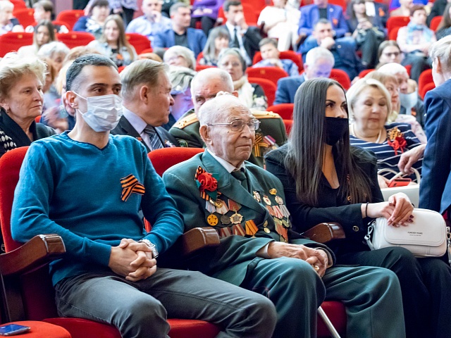 Благовещенские артисты исполнили патриотические песни на городском концерте