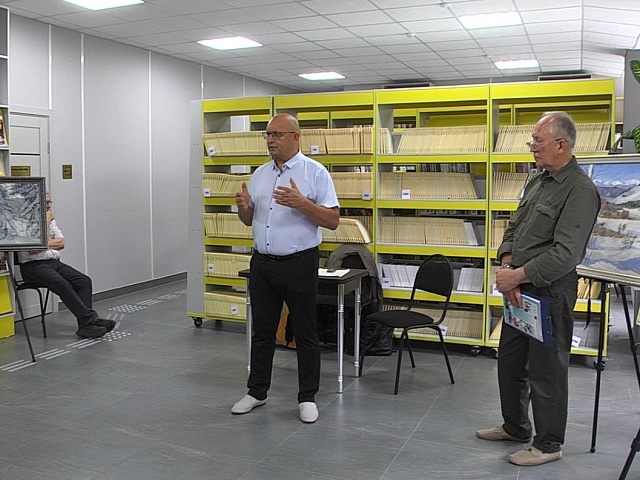 Евгений Пушкарёв: «Такие встречи очень востребованы. Горожанам из отдаленных районов тяжело выбраться в центр. Мы стараемся растиражировать культурную площадку на весь район: приезжают артисты, известные люди нашего города». Первый библиотечный квартирник