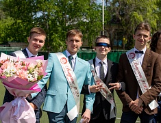 Во всех школах Благовещенска прозвенели последние звонки