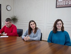 Мэр Олег Имамеев наградил благовещенок, спасших несколько человеческих жизней