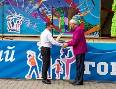 Мэр города Олег Имамеев поприветствовал старшее поколение на празднике в Горпарке