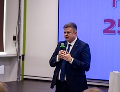 Заместитель мэра Благовещенска Дмитрий Перов поздравил «Ассоциацию пожилых людей» с юбилеем