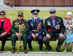 В День памяти и скорби благовещенцы возложили цветы к памятнику воинам-амурцам