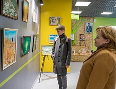 Выставка работ членов клуба «Живопись в третьем возрасте» Ассоциации пожилых людей открыла свои двери в «Чеховке»