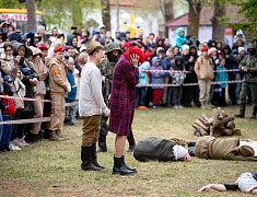 Реконструкцию боя Великой Отечественной войны показали гостям Городского парка в День Победы