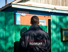 Сотрудники ГОЧС раздают пожарные извещатели