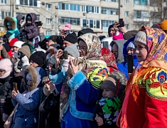 Благовещенцы проводили зиму блинами и хороводами