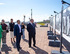 На набережной Амура в Благовещенске открыли фотовыставку ТАСС в честь юбилея города