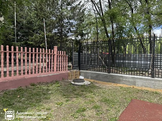 В Алексеевской гимназии начали устанавливать забор и готовятся к укреплению фундамента пристройки