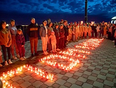 Более 400 благовещенцев на набережной Амура зажгли свечи в память о жертвах всех терактов 