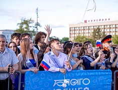 Почти 1200 благовещенских выпускников прошли в торжественном шествии по центру Благовещенска 