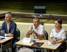В Благовещенске впервые провели круглый стол для старших домов