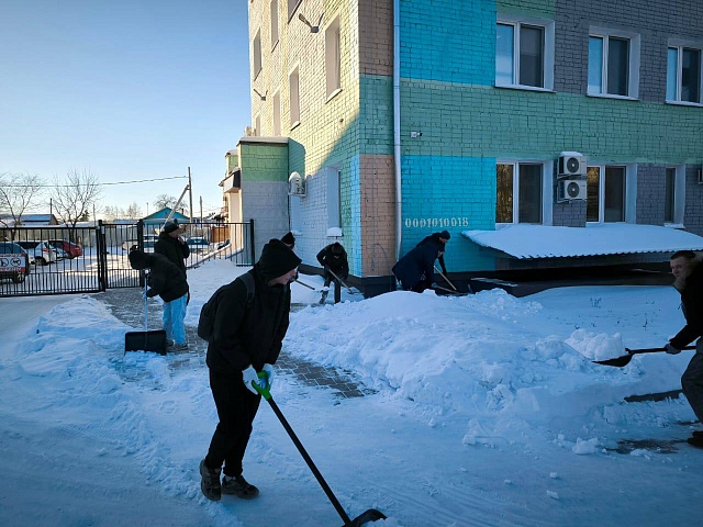 Студенты колледжей очистили территории возле благовещенских поликлиник от снега