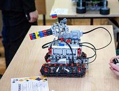 Мэр Благовещенска Олег Имамеев посетил выставку "Дня детских изобретений" в 16 школе