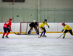 В Благовещенске провели турнир по хоккею с мячом в память об участнике спецоперации